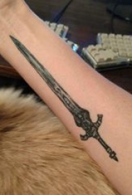 宝剑纹身 男生手臂上黑色的宝剑纹身图片
