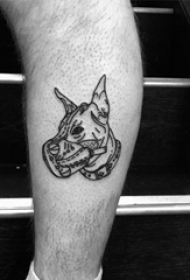 男生小腿上黑灰素描点刺技巧创意动物纹身图片