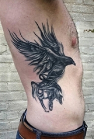 男生侧腰上黑色点刺简单线条创意小动物老鹰纹身图片