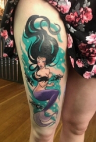 大腿纹身传统  女生大腿上彩绘的美人鱼纹身图片