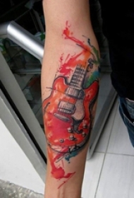 男生手臂上彩绘水彩素描创意文艺吉他纹身图片