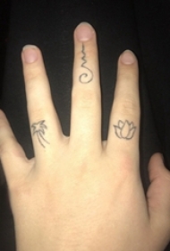 女生手指上黑色简单线条创意符号和花朵纹身图片
