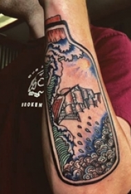 帆船纹身男生手臂上彩色的帆船纹身图片