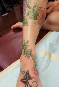 女生手臂上彩绘水彩素描文艺藤蔓纹身图片