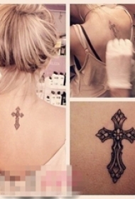 女生背部黑色线条创意花纹十字架纹身图片