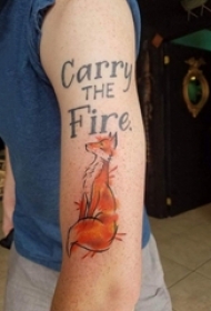 彩色狐狸纹身男生手臂上英文和狐狸纹身图片