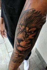 男生手臂上黑色点刺简单抽象线条动物狮子纹身图片