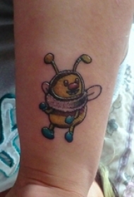 女生纹身手腕 女生手腕上彩色的蜜蜂纹身图片