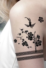 女生手臂上黑色几何线条植物文艺花朵和小鸟纹身图片