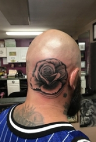 玫瑰花纹身男生头部玫瑰花纹身图片