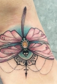 女生脚背上彩绘水彩素描创意蜻蜓纹身图片