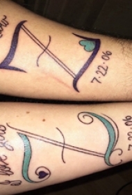 创意情侣纹身 情侣手臂上简单的字母纹身图片