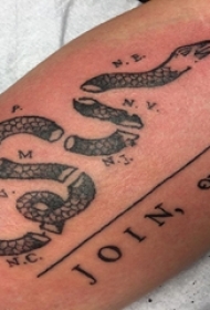 男生手臂上黑色线条创意恐怖断蛇纹身图片