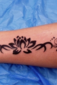 女生小腿上黑色抽象线条唯美植物莲花纹身图片