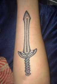 男生手臂上黑灰素描点刺技巧创意剑纹身图片