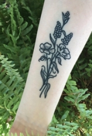紫罗兰花纹身 女生手臂上黑色的文艺花朵纹身图片