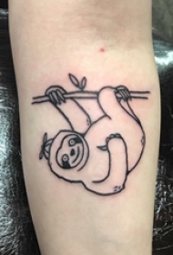 女生手臂上黑色小动物抽象线条树懒纹身图片
