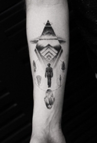 手臂纹身素材 男生手臂上人物和飞碟纹身图片