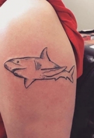 男生手臂上黑色简单线条小动物鲨鱼纹身图片