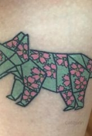 几何动物纹身 男生大腿上彩色几何动物纹身图片