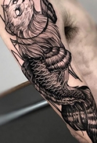 男生手臂上黑灰素描创意猫咪花臂纹身图片