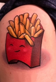 男生大臂上彩绘渐变几何线条食物薯条纹身图片