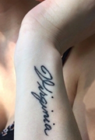 女生手臂上黑色简单抽象线条有意义的英文单词纹身图片