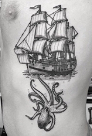 纹身侧腰男 男生侧腰上帆船和章鱼纹身图片
