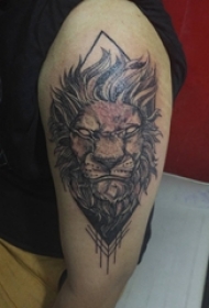 男生大臂上黑色点刺简单抽象线条动物狮子纹身图片