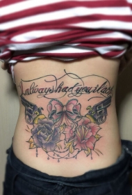 女生腰部漂亮的玫瑰手枪和字母纹身图案