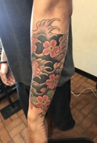 日本纹身 男生手臂上彩色的花朵纹身图片