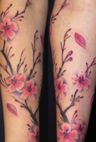 女生手臂上彩绘水彩文艺唯美花朵纹身图片
