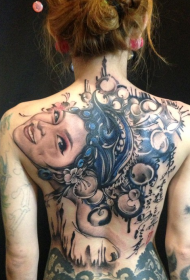美女纹身师背部彩绘女性肖像纹身图案