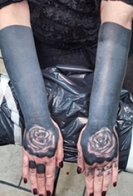 女生手臂上创意黑色人造墨水唯美花朵纹身手稿图片