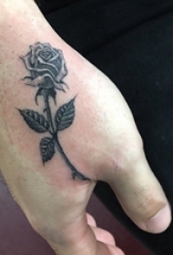女生手臂上黑色线条素描文艺花朵纹身图片