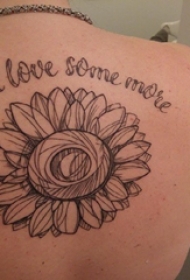 女生背部黑色简约线条花朵花体英文纹身图片