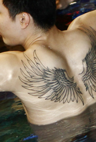 王仕鹏半裸臂部霸气翅膀纹身图案