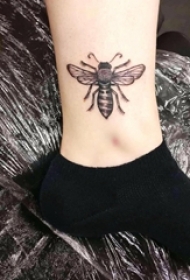 小蜜蜂纹身 女生脚踝上黑色的蜜蜂纹身图片