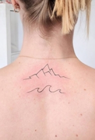 女生背部黑色线条简约群山风景纹身图片