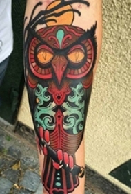 男生手臂上彩绘水彩素描创意文艺霸气猫头鹰纹身图片