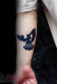 男生手臂上黑色剪影老鹰小图案纹身图片