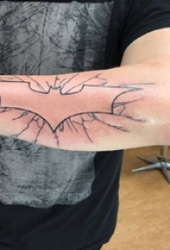 蝙蝠侠标志纹身男生手臂上黑色的蝙蝠侠标志纹身图片