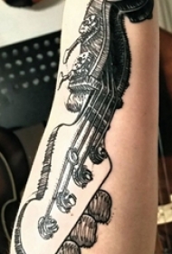 简单吉他纹身 男生手臂上简单吉他纹身图片