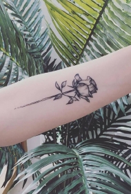 手臂玫瑰花创意纹身图案