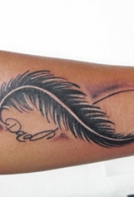 男生手臂上黑灰素描点刺技巧创意羽毛纹身图片