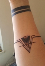 手臂纹身素材 女生手臂上黑色的标志纹身图片