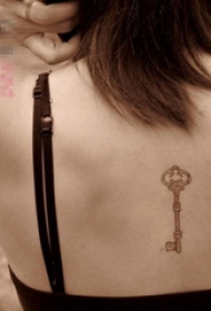 女生后背上彩绘点刺技巧几何元素抽象线条钥匙纹身图片