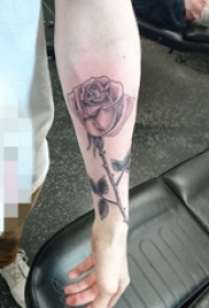 手腕上彩绘玫瑰花纹身图片
