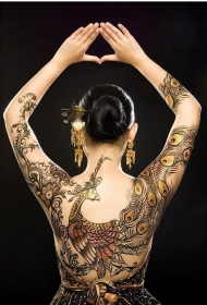个性女子满背漂亮的孔雀彩绘纹身图案