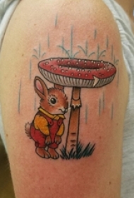 女生手臂上彩绘简单线条卡通小动物兔子和蘑菇纹身图片